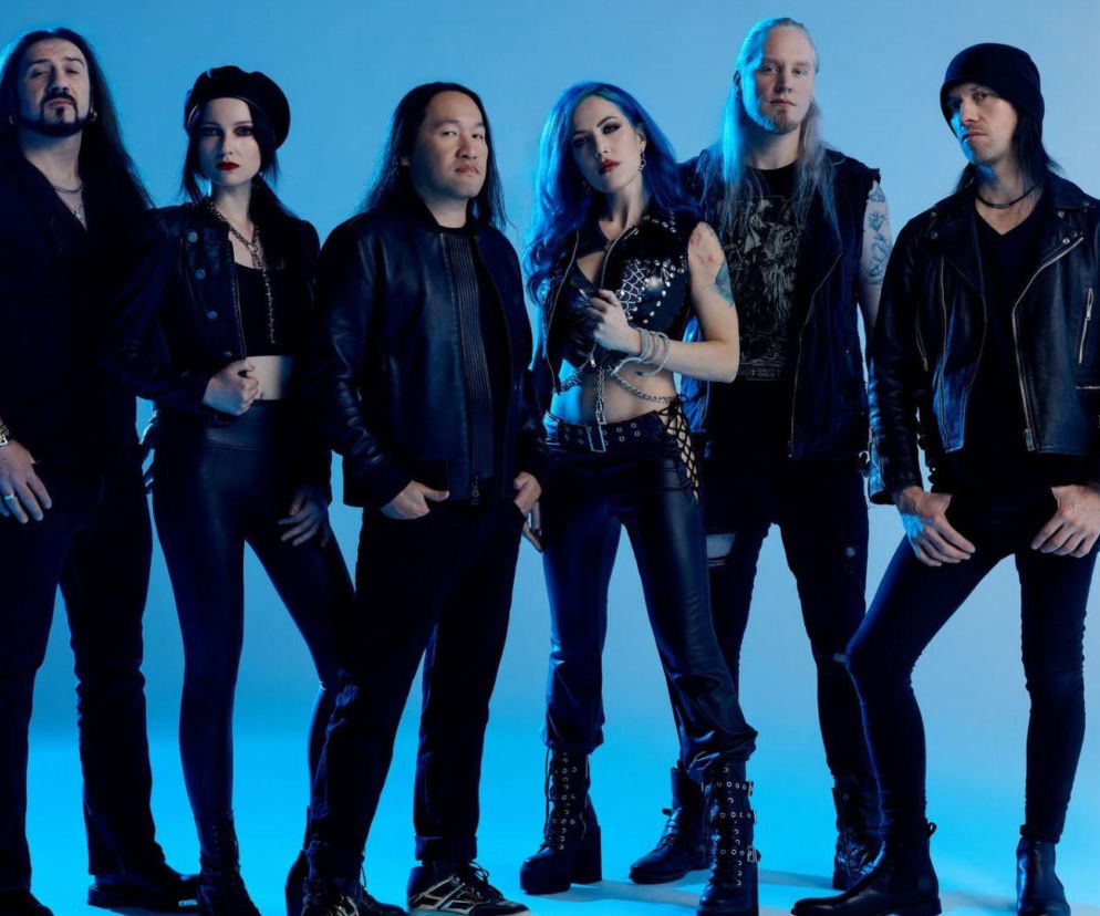 Zespół DragonForce z nową wokalistką Alissą White-Gluz na niebieskim tle. O ich współpracy przeczytasz na EskaRock.