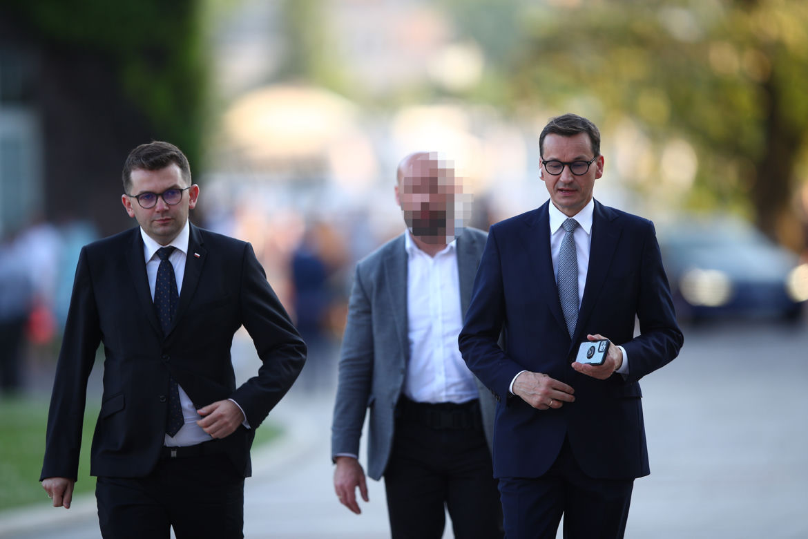 Prezes PiS na Wawelu z rodziną. Hołd Kaczyńskim oddali też Morawiecki i Szydło
