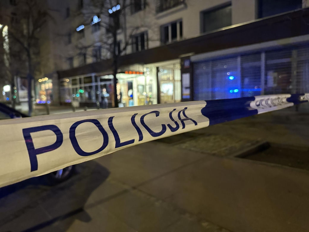 Krwawy atak nożownika w centrum Warszawy. Ofiara walczy o życie, sprawca na wolności