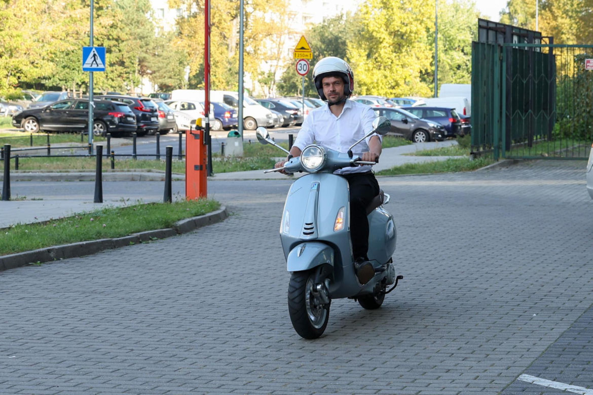 Michał Kołodziejczak przyjechał do "Super Expressu" skuterem