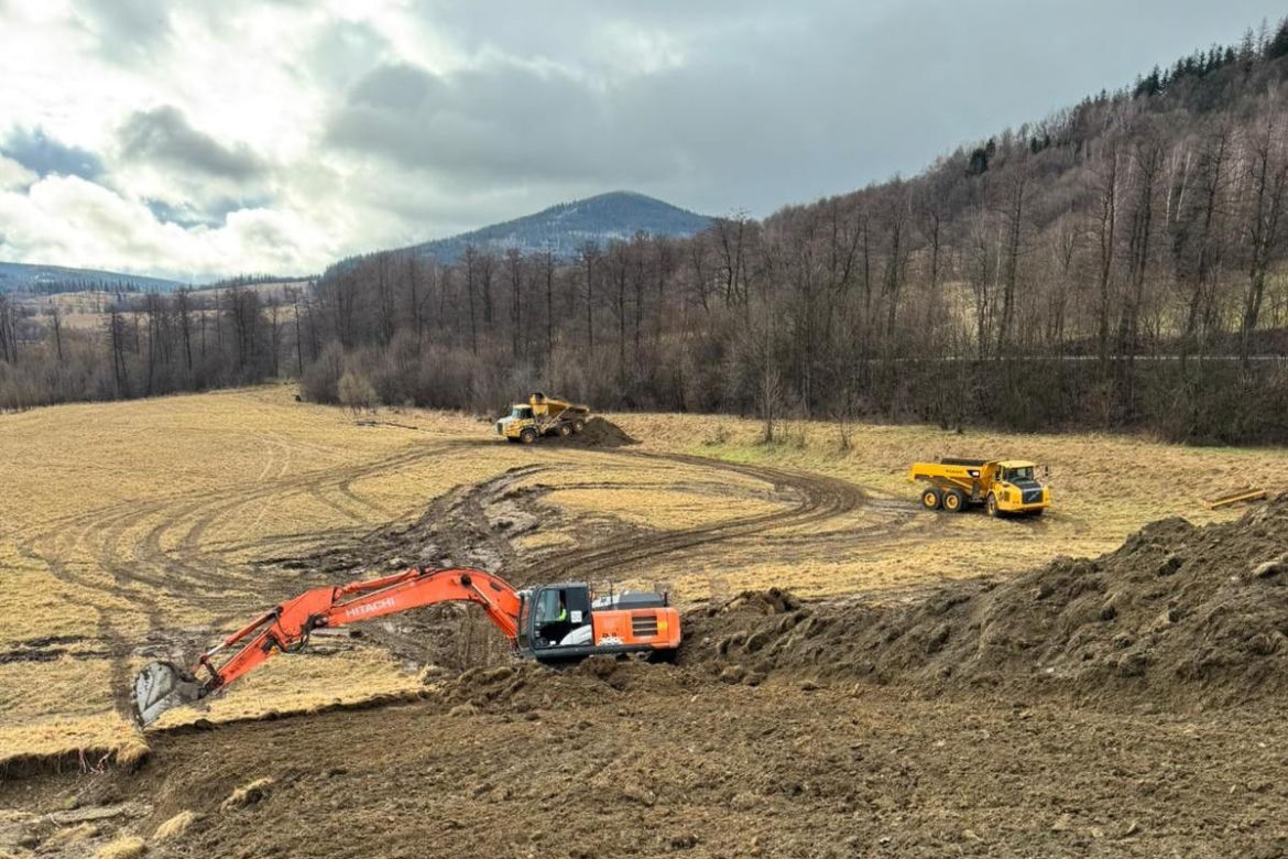 Zaczęły się prace nad odbudową tamy w Stroniu Śląskim. Grodza ma ochronić przed zalaniem mieszkańców