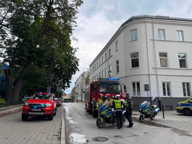 Pilna akcja służb w centrum Kielc. Zablokowana ulica Wesoła