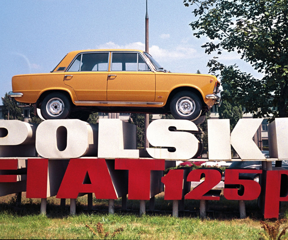 Polski Fiat 125p / reklama przed siedzibą FSO w 1972 roku