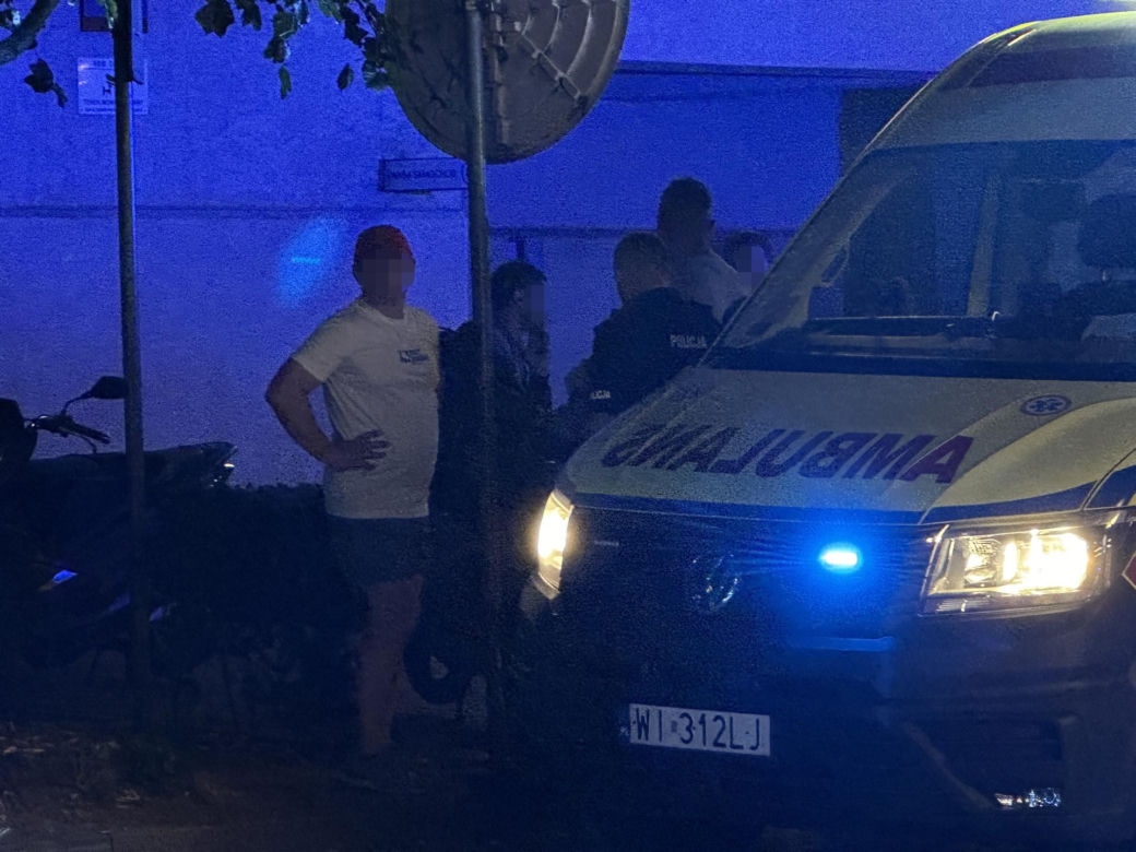 Atak nożownika na Woli. Ranny przebiegł kilkaset metrów i padł na ziemię. Zatrzymali jedną osobę, trwa akcja policji