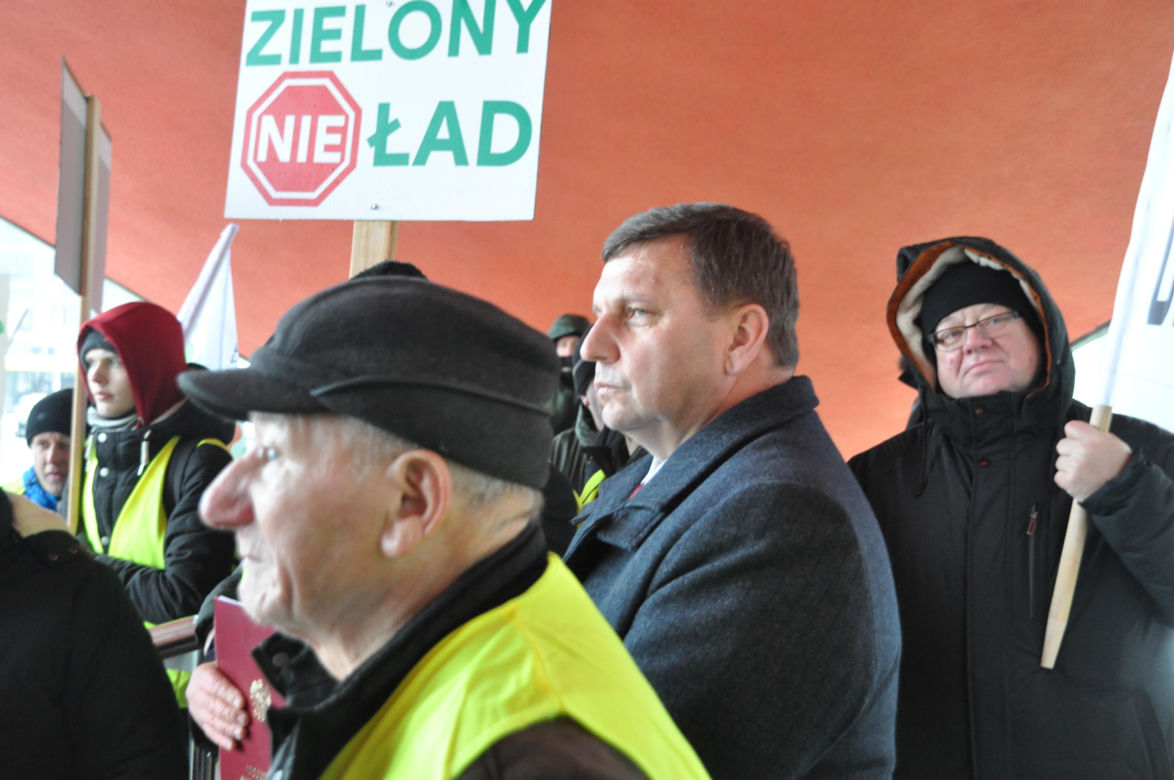 Protest rolników przed Urzędem Wojewódzkim w Kielcach