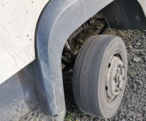 Groźna kolizja w Inowrocławiu. Policjanci byli zdumieni, gdy zastali pojazd w takim stanie