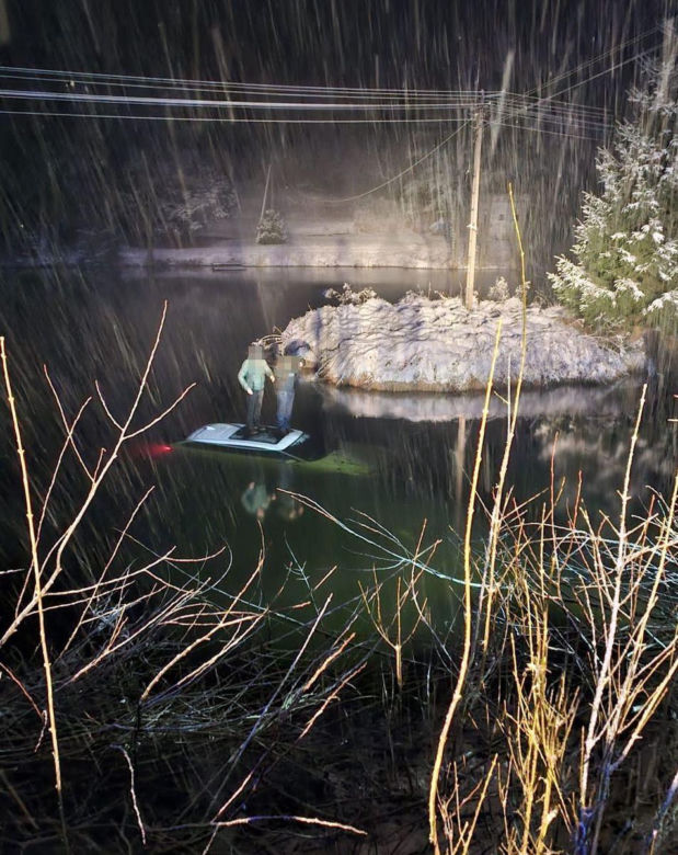 O krok od tragedii w woj. lubelskim. BMW wpadło do stawu i zaczęło tonąć