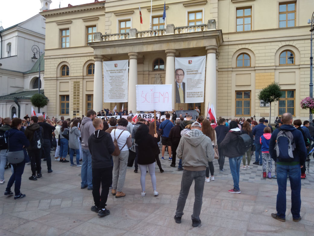 Maseczkom powiedzieli NIE! W Lublinie protestowali ci, dla których koronawirus to wymysł władzy.