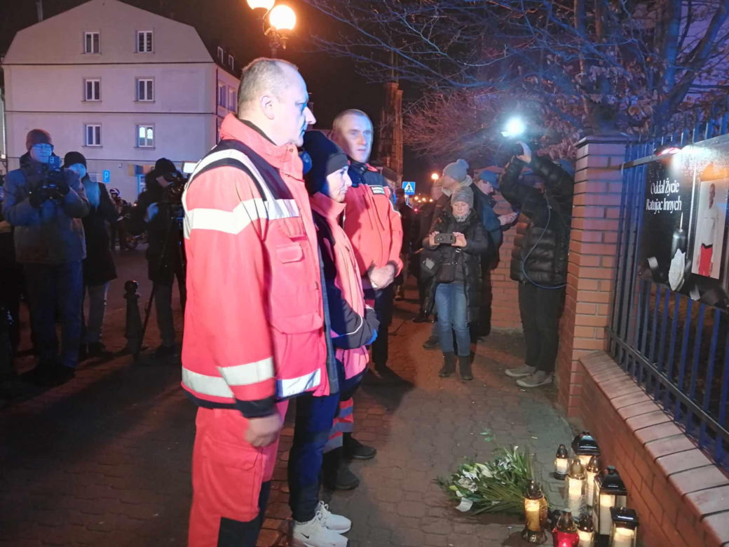 Siedlczanie wyrazili swój sprzeciw przeciwko agresji i wsparcie dla rodziny ratownika medycznego, który zginął w ataku nożownika