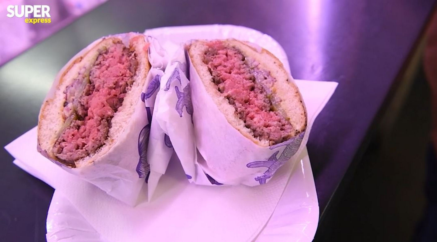 Przed meczem Czechy - Polska testujemy w Pradze najlepszego burgera w Europie