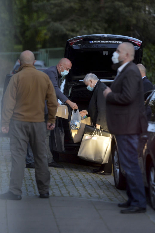 Kaczyński zwiózł zapasy dla kotów
