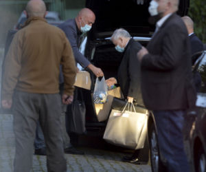 Kaczyński zwiózł zapasy dla kotów