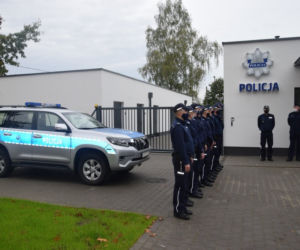 Policjanci rozpakowują się w gmachu za 3 miliony 