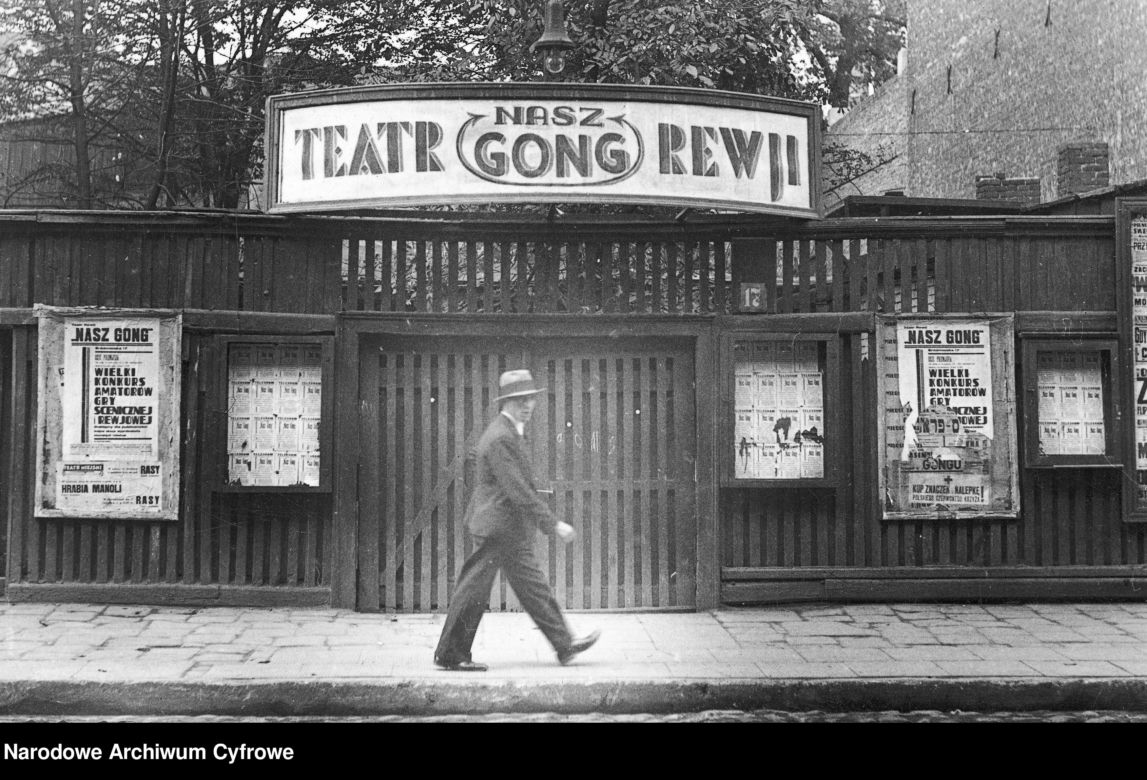 Brama wejściowa do ogródka, w którym znajduje się teatr