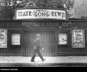 Brama wejściowa do ogródka, w którym znajduje się teatr