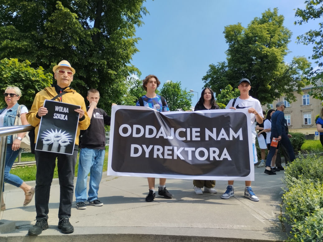 Protest w Tarnowie! Młodzi stanęli w obronie Jana Ryby. "Oddajcie nam dyrektora"