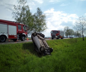 Zjechał na przeciwny pas drogi i dachował. 19-latek w szpitalu