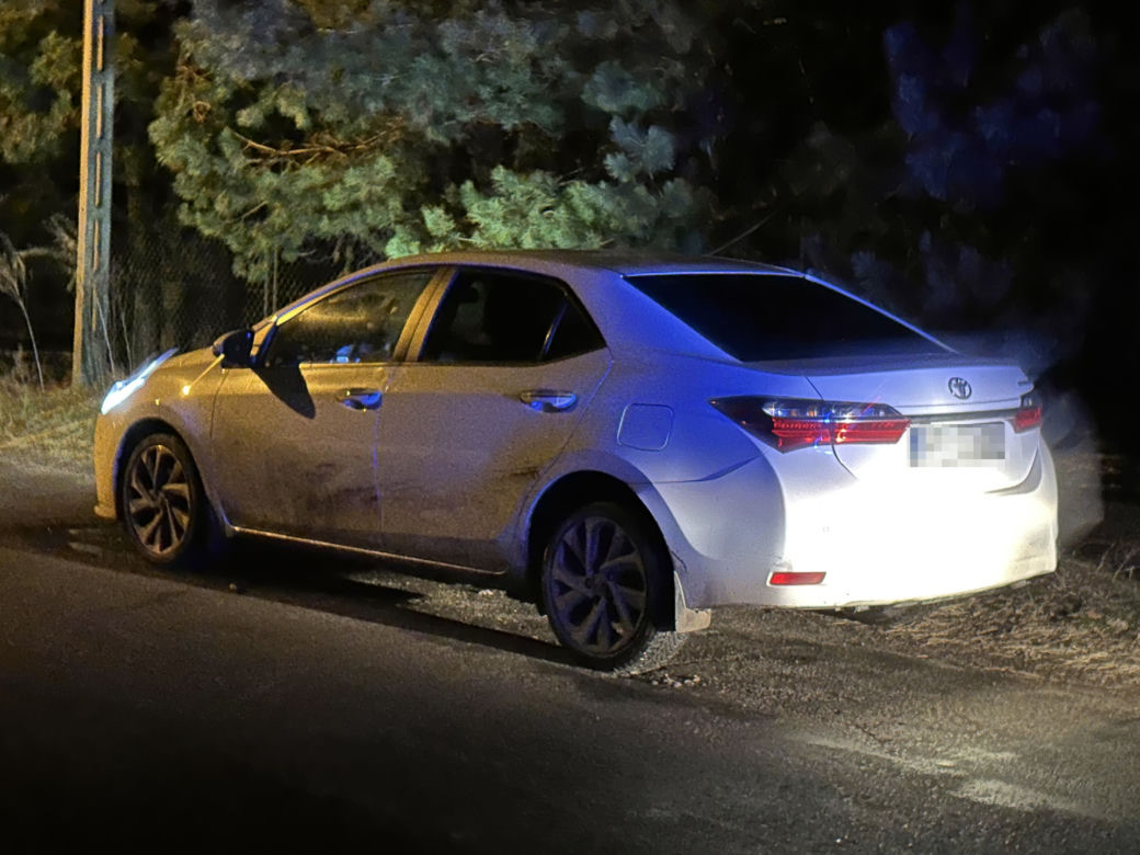 Pościg za kradzioną toyotą przez 5 powiatów! Złodzieje porzucili auto i uciekli w las. Trwa obława