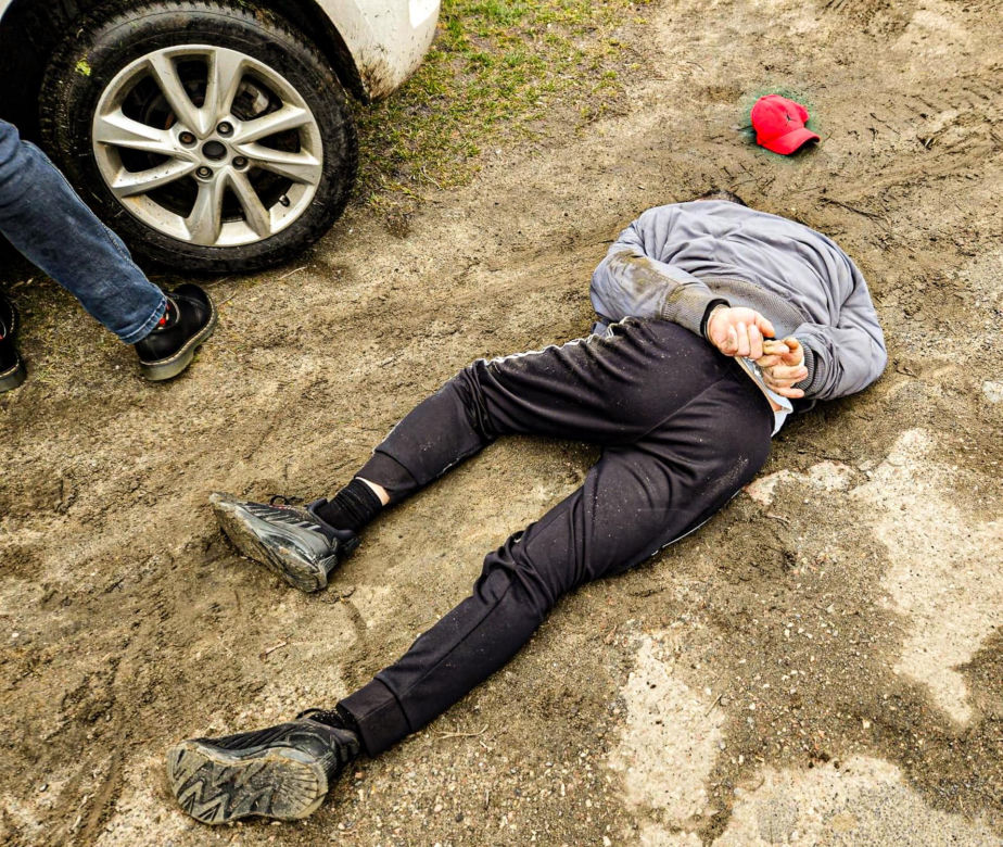 Zdetonował ładunek wybuchowy w sklepie. Ucieczkę przed policją skończył w rowie