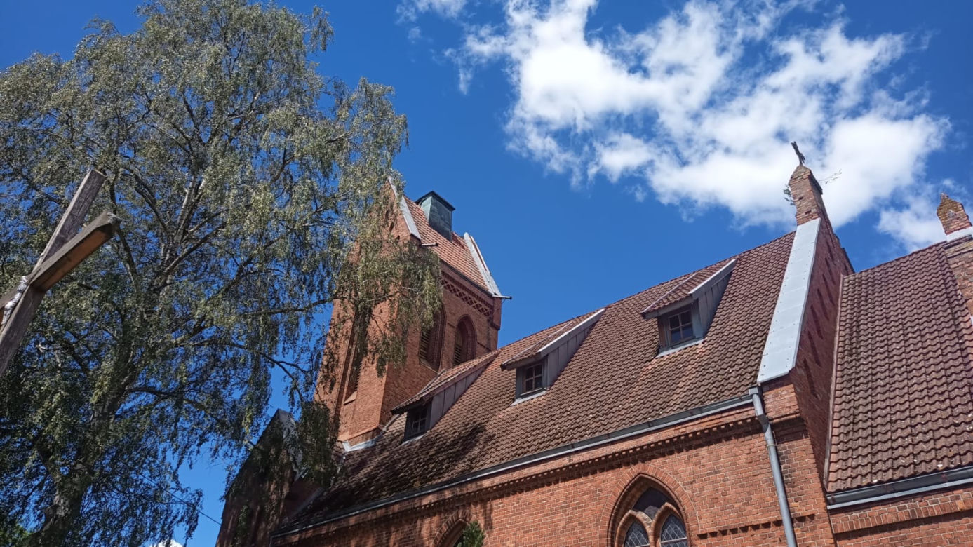 Iglica kościoła skrywała tajemnicę sprzed lat. Sensacyjne odkrycie w Juchowie