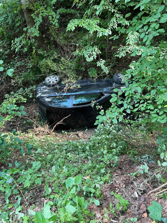 Fatalny błąd kierowcy seata! Nie opanował samochodu i wylądował w rowie