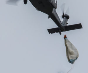 Policyjny black hawk nad Warszawą