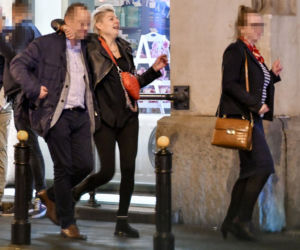 Magdalena Narożna łapie koleżankę za piersi