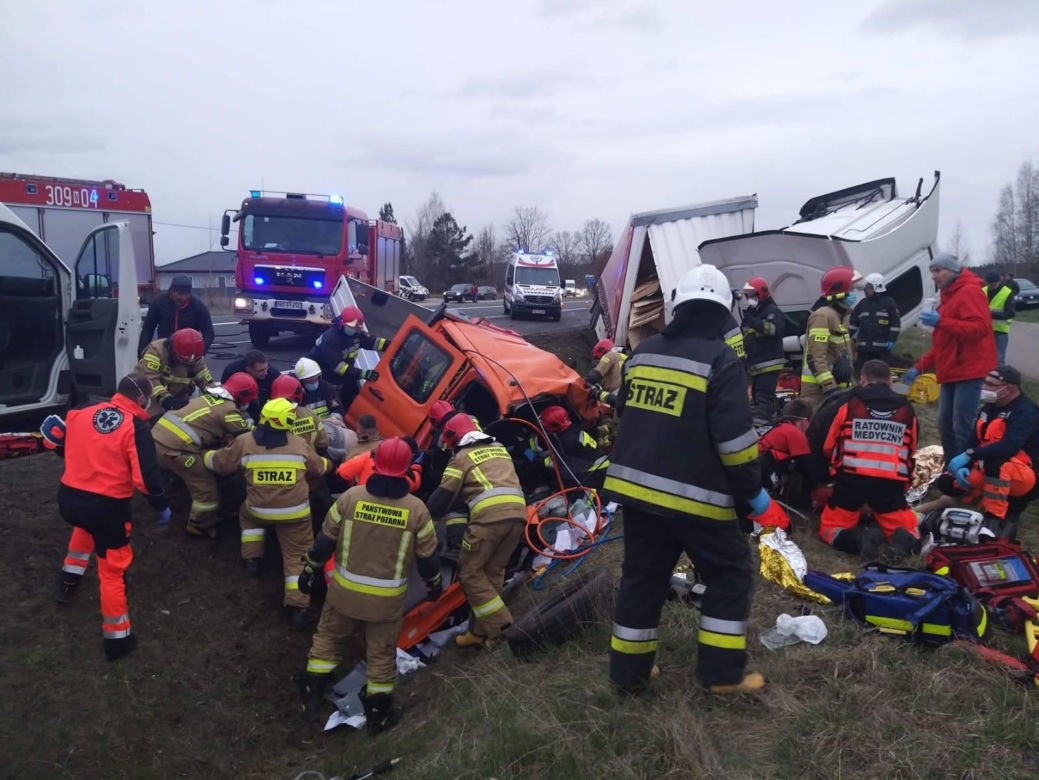 Kaplityny. Tragiczny wypadek na DK 16. Nie żyją dwie osoby, cztery w szpitalu [ZDJĘCIA]