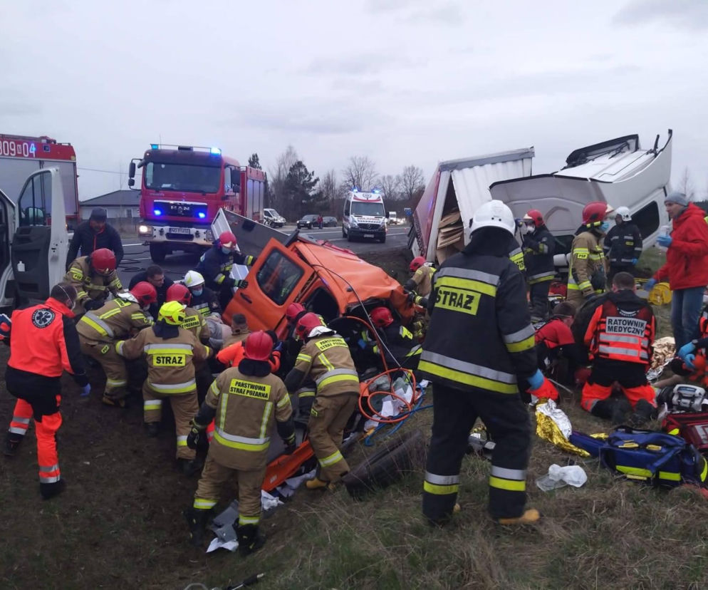 Kaplityny. Tragiczny wypadek na DK 16. Nie żyją dwie osoby, cztery w szpitalu [ZDJĘCIA]