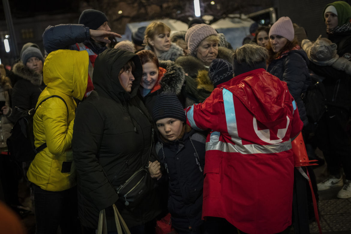 Już prawie 2 MILIONY obywateli Ukrainy uciekły przed wojną. Rosja celowo wywołuje katastrofę humanitarną