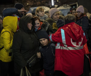 Już prawie 2 MILIONY obywateli Ukrainy uciekły przed wojną. Rosja celowo wywołuje katastrofę humanitarną