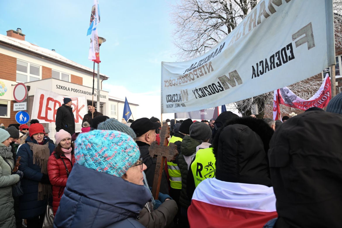 Protest przed szkołą  w Kielnie