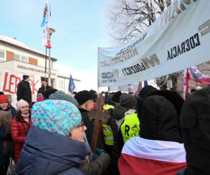 Protest przed szkołą  w Kielnie