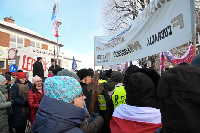 Protest przed szkołą  w Kielnie