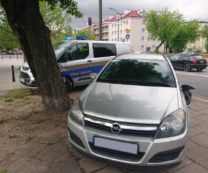 Furiat uszkodził zaparkowane auto