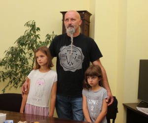 Ruszył na pomoc topiącym się w jeziorze Chomiąskim. Uratował dwie osoby 