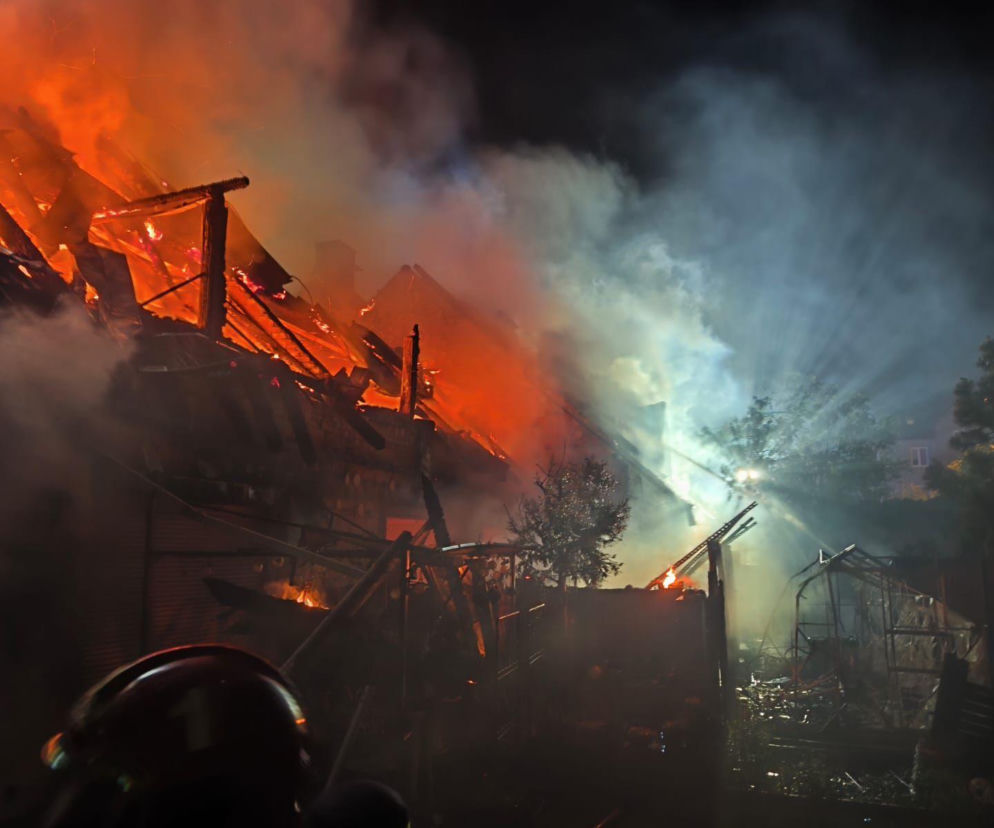 Dramatyczny pożar osiedla w Przecławiu. Kilka rodzin straciło domy w jedną noc