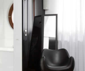 Fotel RM58 w projekcie sypialni