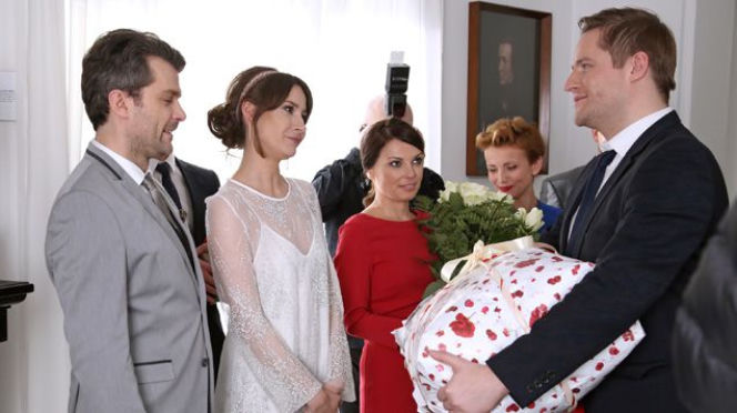 Barwy szczęścia odc. 1432. Marlena (Magdalena Grąziowska), Czarek (Michał Kitliński), Marcel (Kamil Maćkowiak), Marta (Katarzyna Zielińska), Kasia (Katarzyna Glinka)
