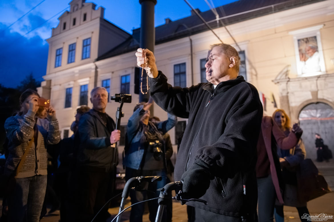 Tańczący protest pod krakowską kurią