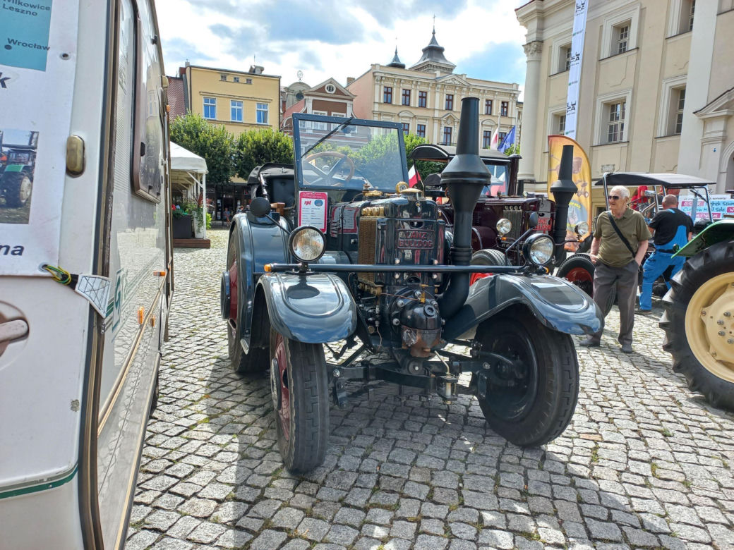 ​Zabytkowe traktory na rynku w Lesznie. Przedsmak festiwalu w Wilkowicach