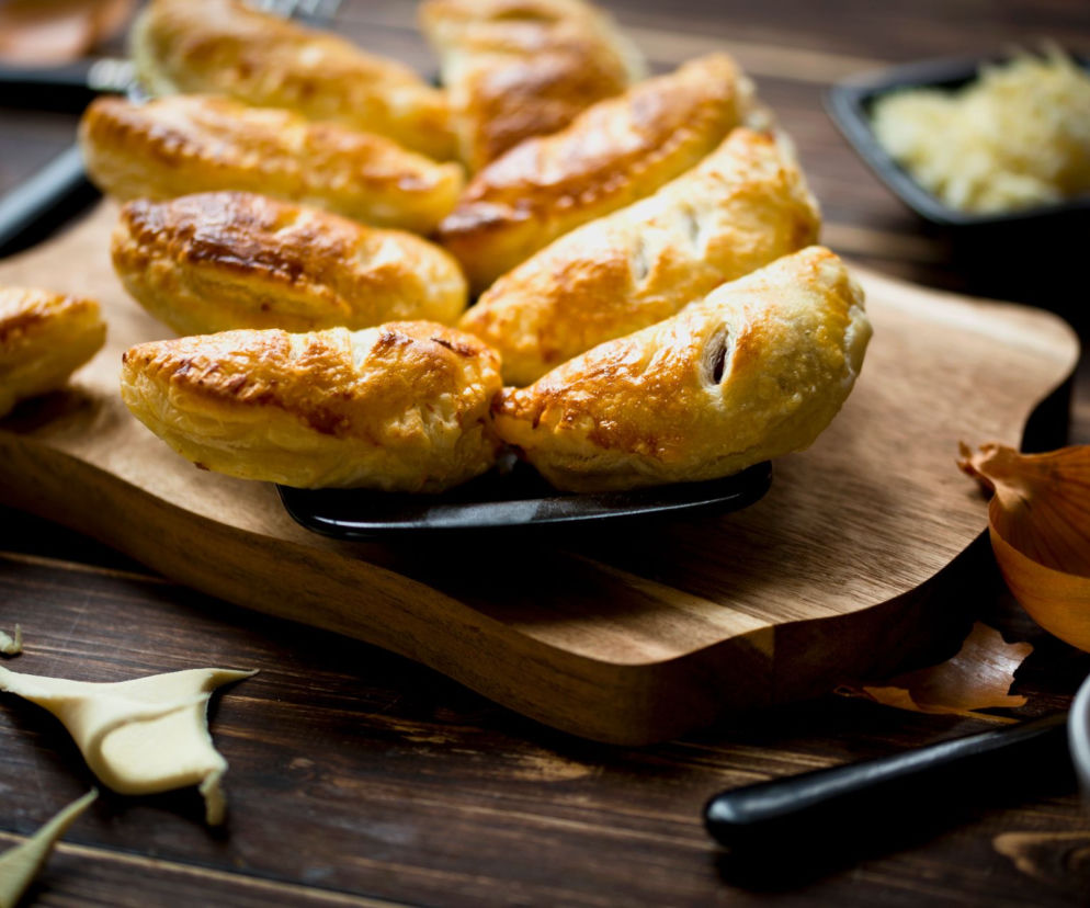 Pierożki z ciasta francuskiego z cebulą - eleganckie, pyszne danie za parę groszy