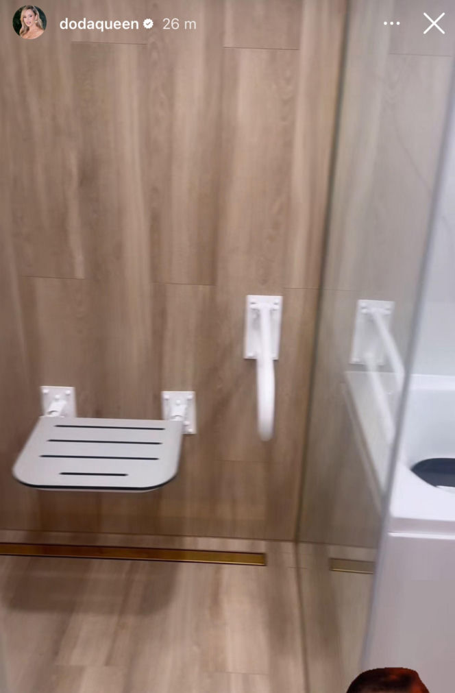 Doda urządziła rodzicom pokój na starość