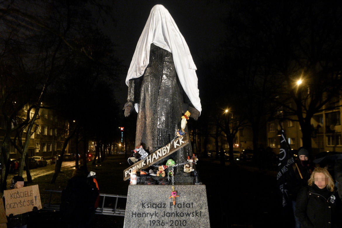 Polacy żądają: Zburzcie pomnik prałata Jankowskiego