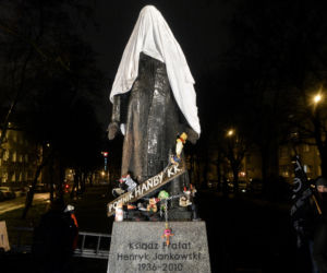 Polacy żądają: Zburzcie pomnik prałata Jankowskiego
