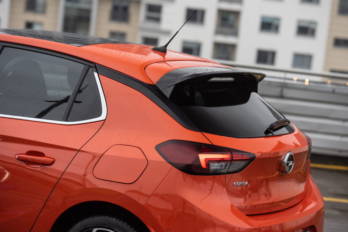 Peugeot 208 Allure vs Opel Corsa Elegance