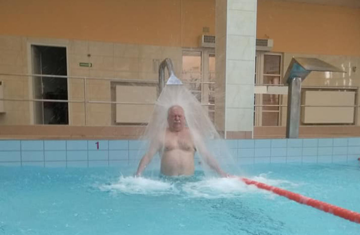  Lech Wałęsa na basenie