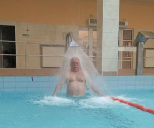  Lech Wałęsa na basenie