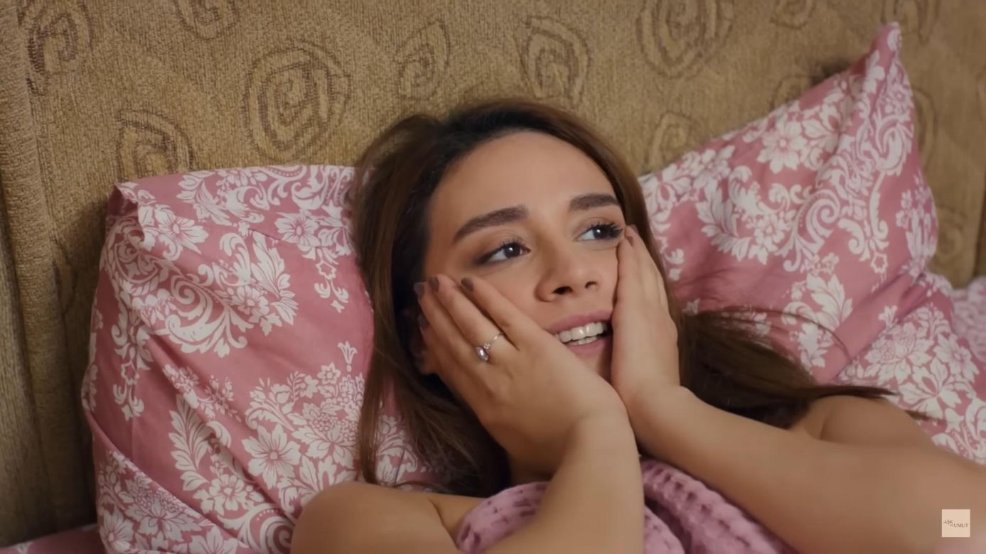 Elif obudzi się i złapie się za głowę