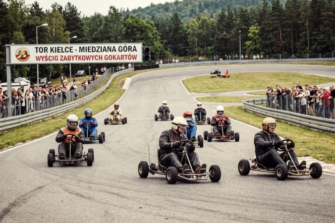 Kierowcy jadą zabytkowymi gokartami po Torze Kielce. O wyścigach retro kartingowych w Miedzianej Górze przeczytasz w Eska Kielce.